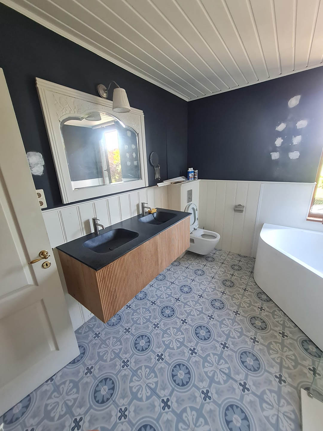 Badkamermeubel renovatie Hombeek met dubbele wastafel met verwarmde spiegel