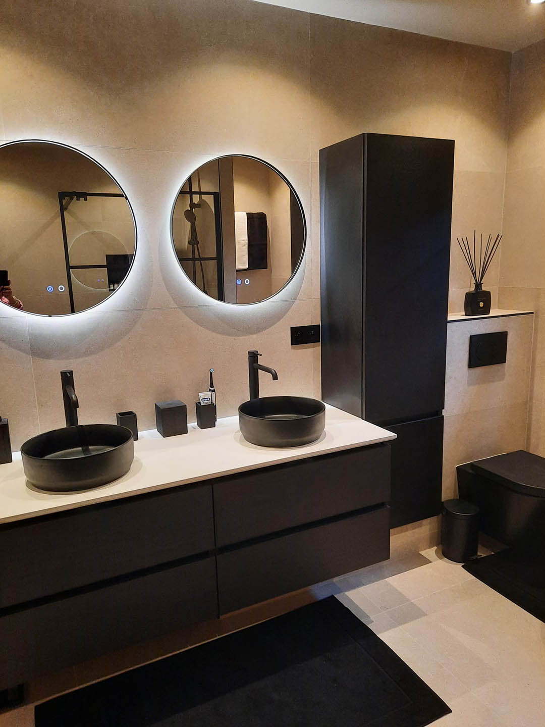 Badkamer renovatie badkamermeubel met dubbele wastafel opbouw met verlichte spiegels
