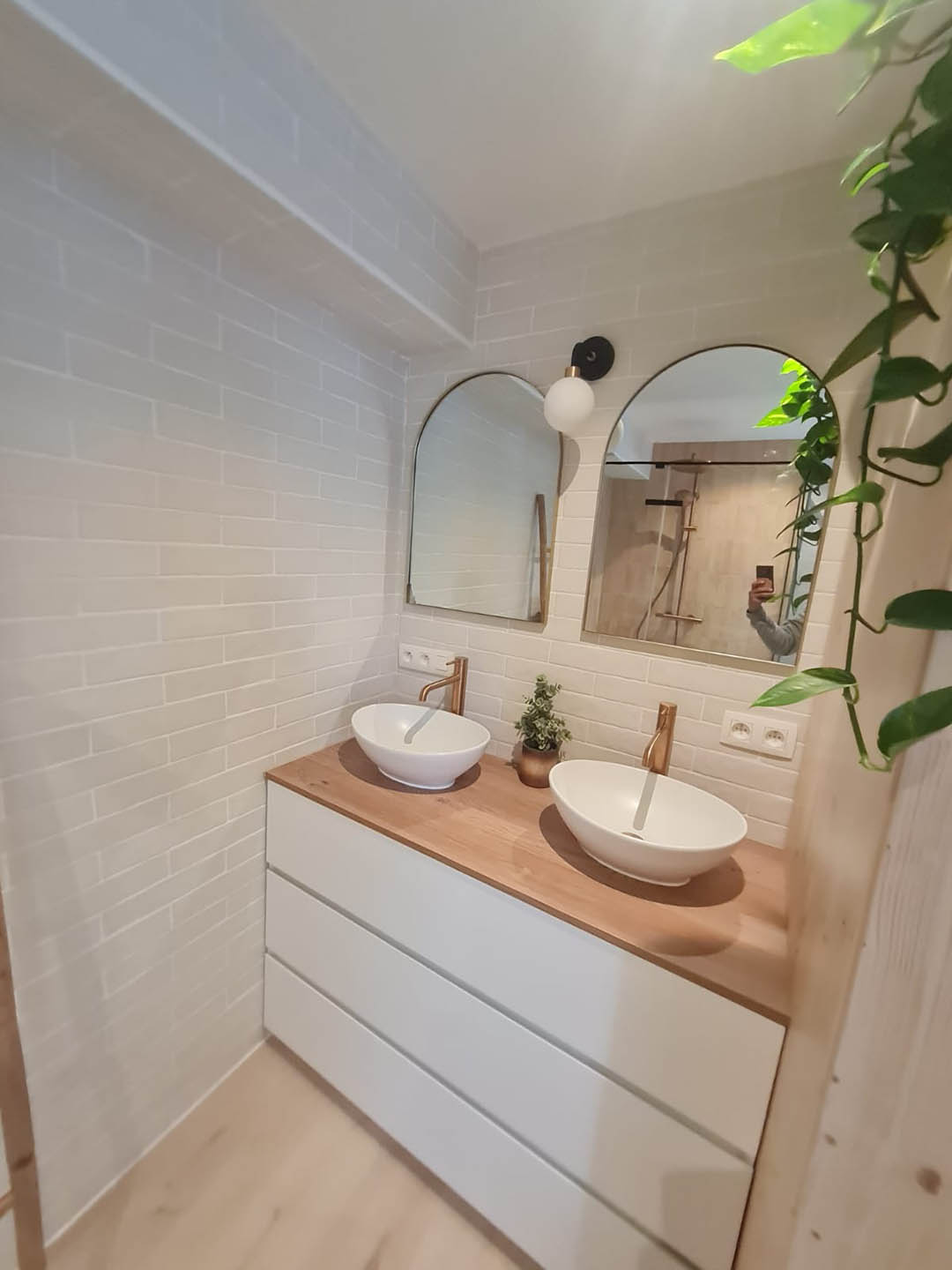 Badkamer renovatie Keerbergen na - badkamermeubel met dubbele spiegel en twee opbouw wastafels en met roze afwerking