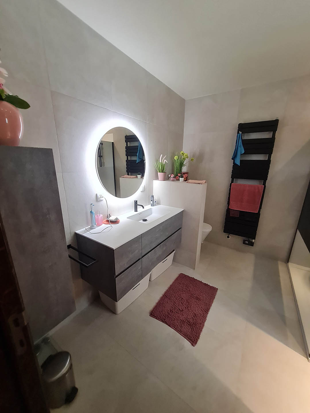 Badkamer renovatie Haacht - Badkamermeubel met ronde spiegel met licht
